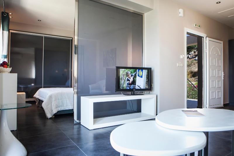 Deluxe One-Bedroom Suite with Sea View image 2