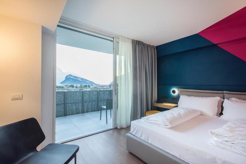 Double Room with Balcony image 4