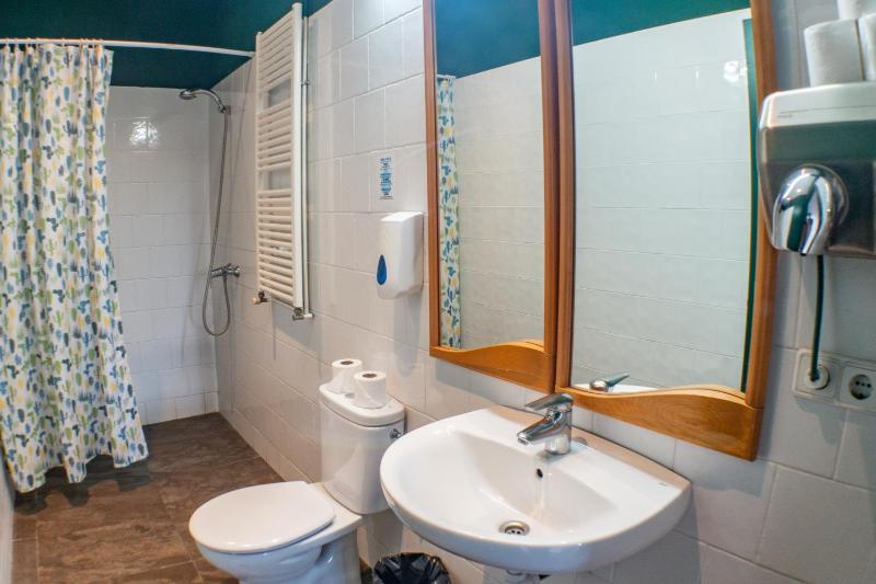 Bed in 10-Bed Mixed Dormitory Room with Private Bathroom image 1