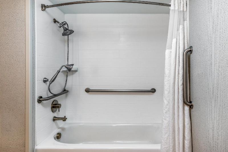 Queen Room - Disability Access image 3