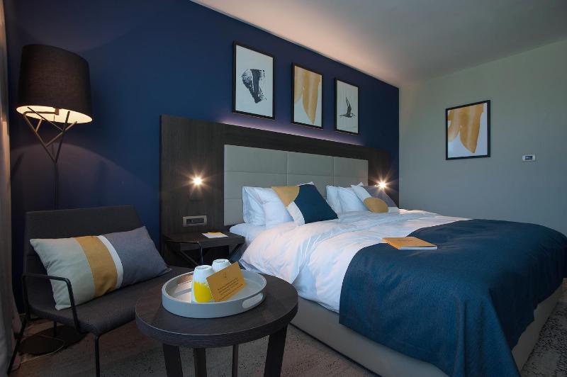 Standard King Room image 4