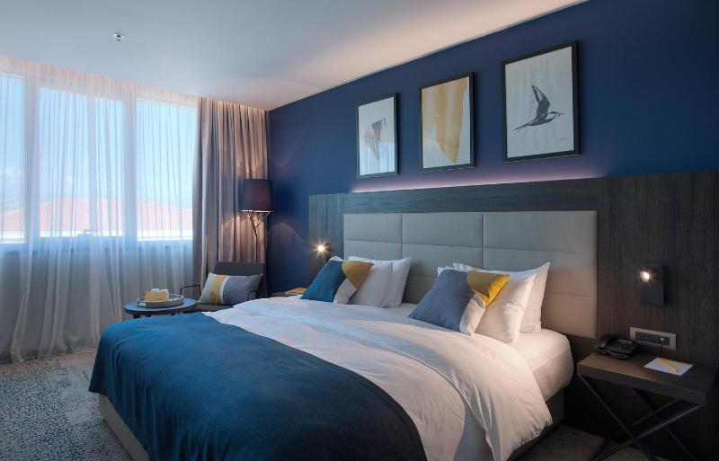 Standard King Room image 3