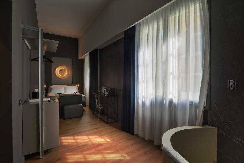 Deluxe Double Room with Bath image 1