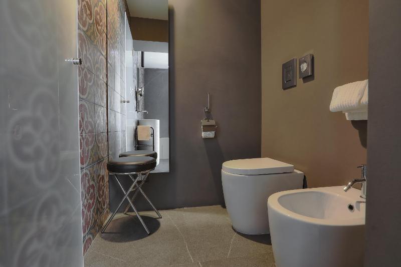 Deluxe Double Room with Bath image 4