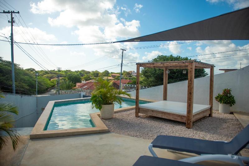 Sunny Hill - Private Pool Retreat near Mambo Beach - 2BR - No Utility Fees - image 2