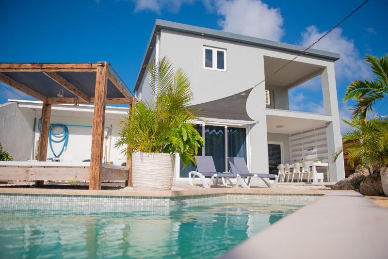Sunny Hill - Private Pool Retreat near Mambo Beach - 2BR - No Utility Fees - image 1