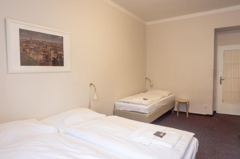 Triple Room with Shared Bathroom image 2