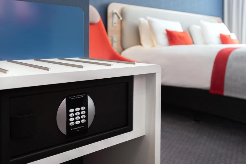 Standard Queen Room with Single Sofa Bed - Free Breakfast image 1