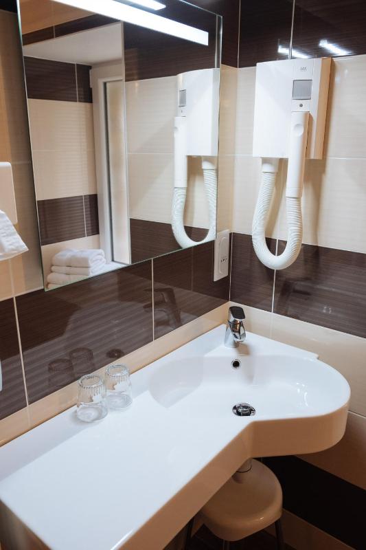 Deluxe One-Bedroom Apartment with Harbour View image 4