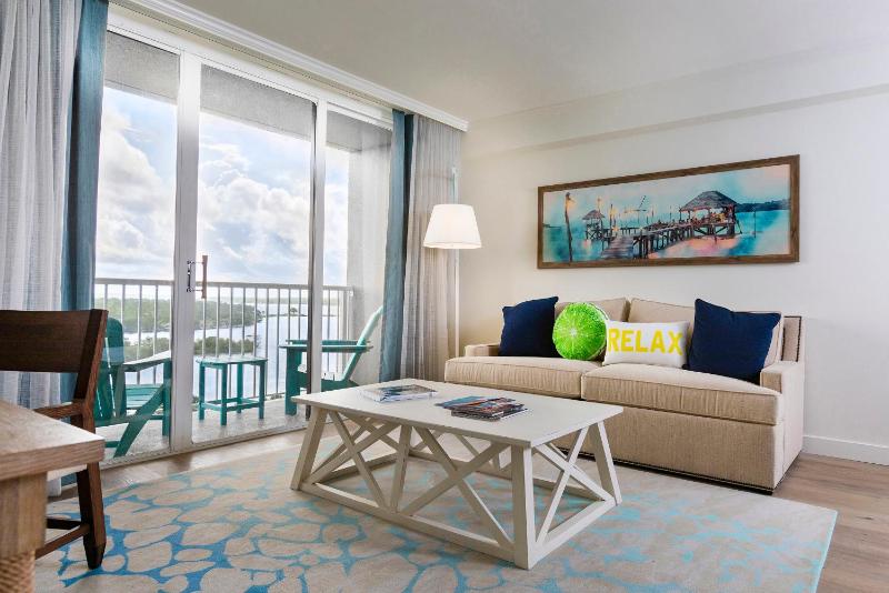 King Suite with Balcony- Lake View  image 2