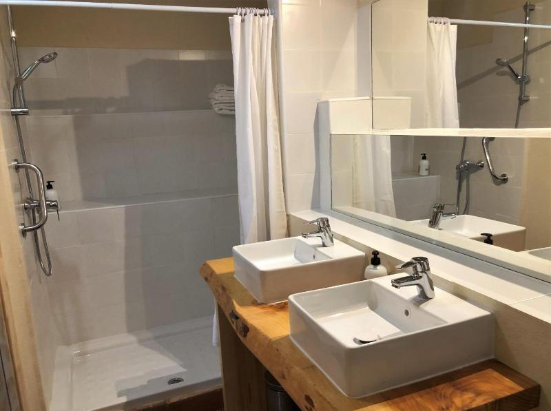 Six-Bedroom House image 2