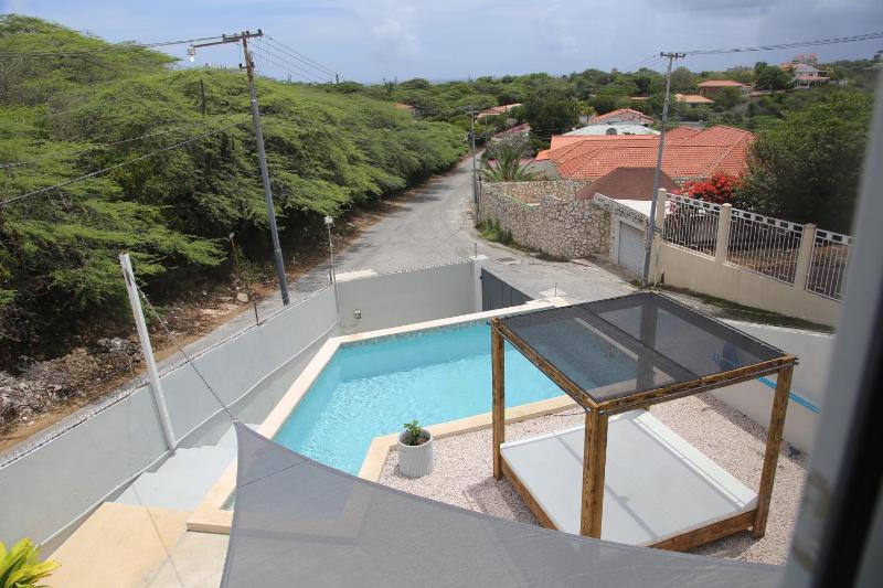 Sunny Hill - Private Pool Retreat near Mambo Beach - 2BR - No Utility Fees - image 5