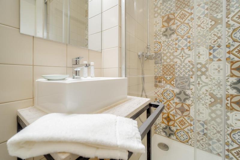 Nomad's Bonjardim City Flats - image 25
