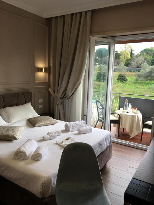 Deluxe Double Room with Balcony image 4