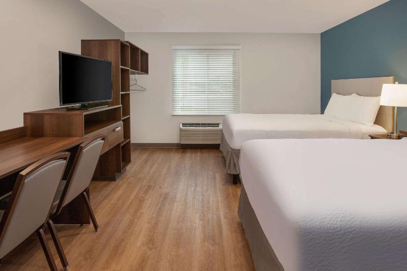Queen Room with Two Queen Beds - Non-Smoking image 2