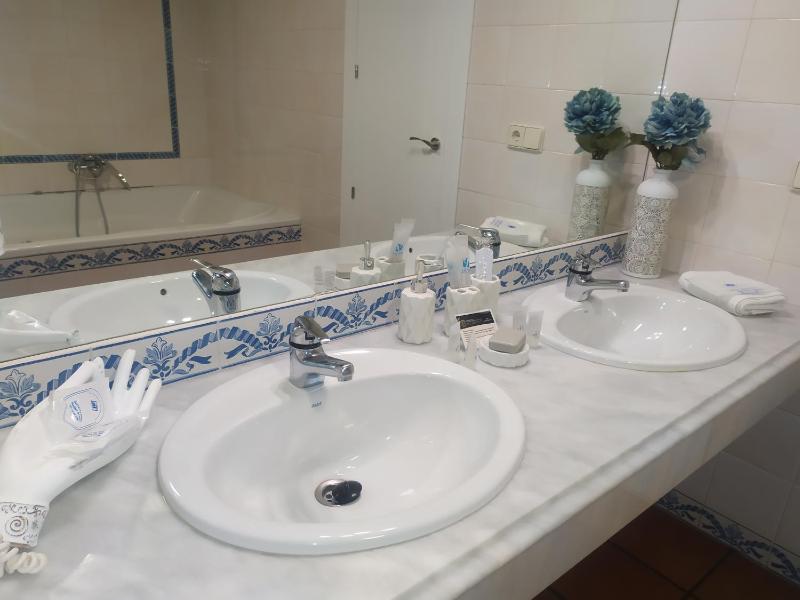 Junior Suite with Spa Bath image 2