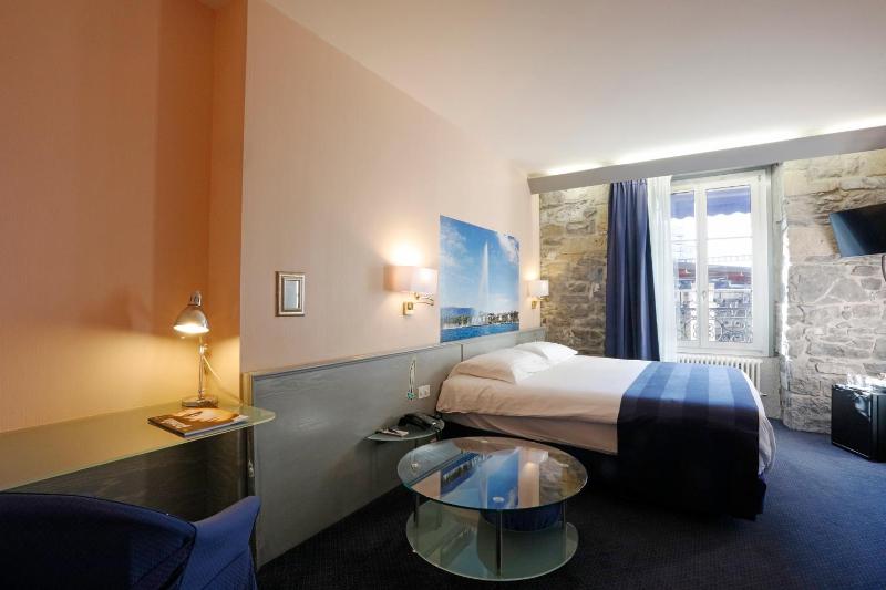 Standard Double Room image 4