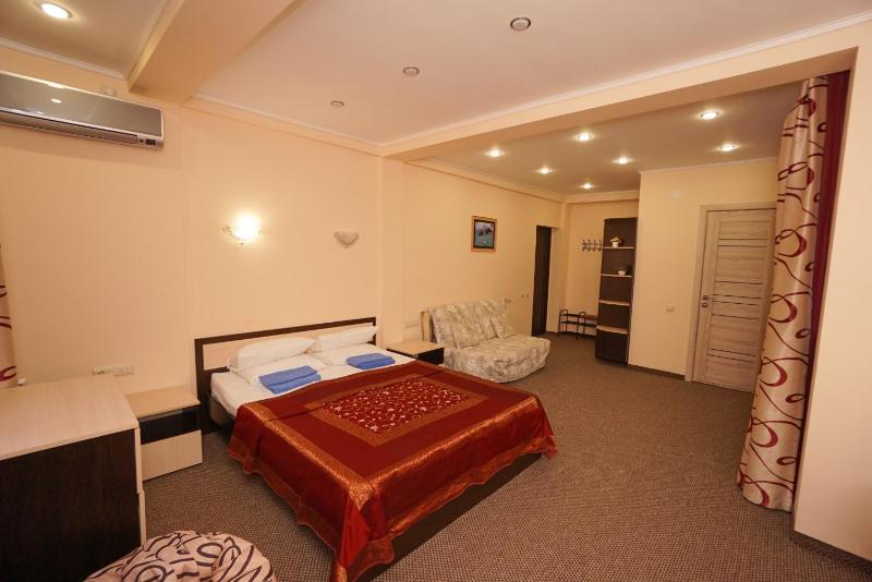 Standard Triple Room with Balcony - Main Building image 3