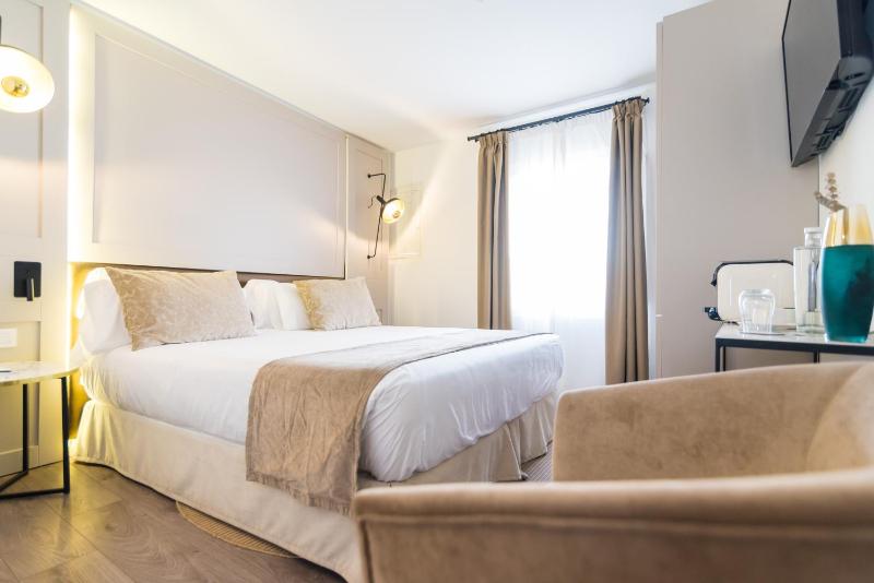 Double Room image 1