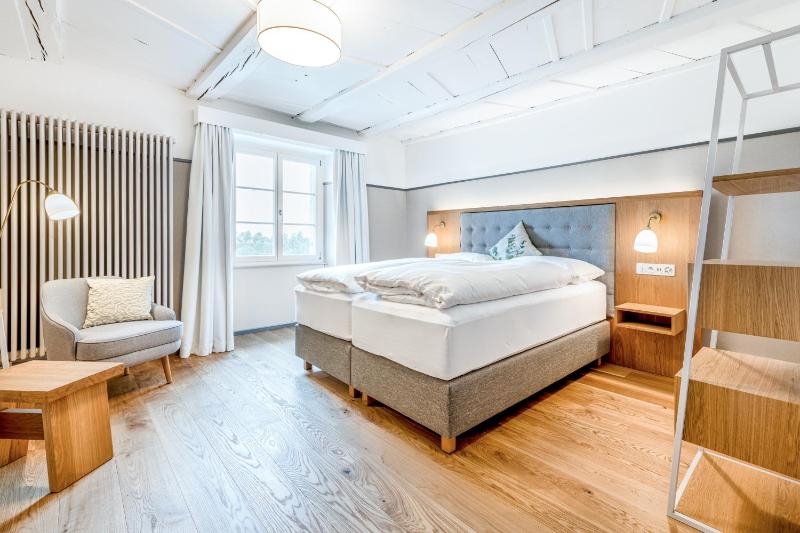 Superior King Room image 4
