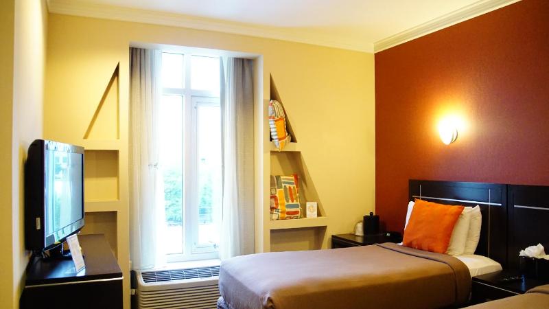 Standard Twin Room image 4