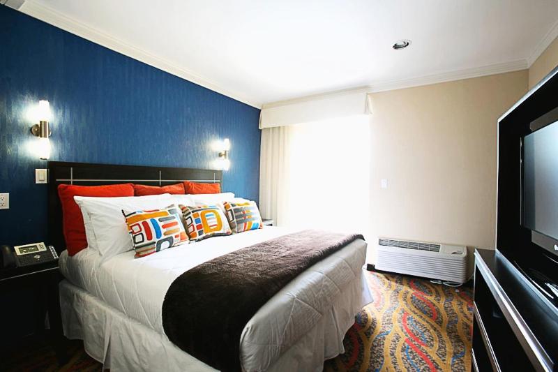 Standard King Room image 3