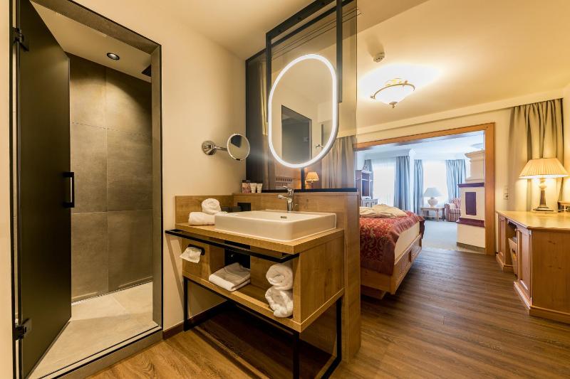 Deluxe Double Room with Balcony image 4