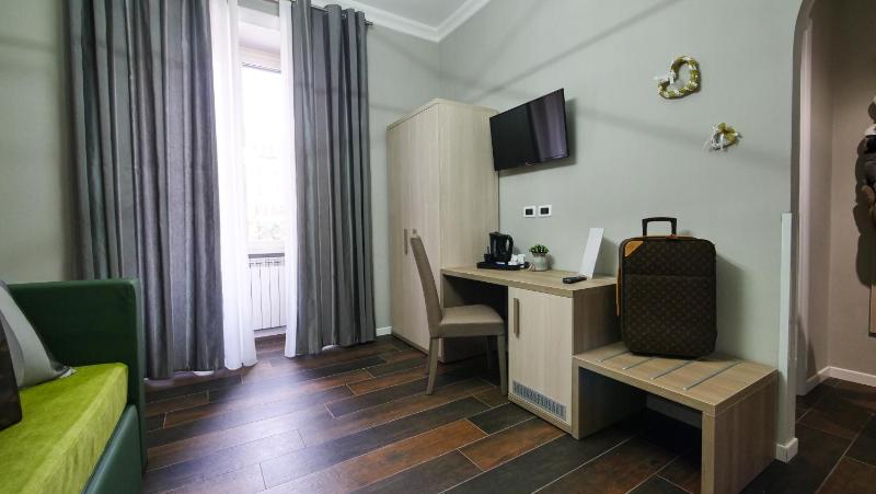 Deluxe Family Suite image 4