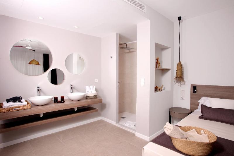 Superior Double Room image 3