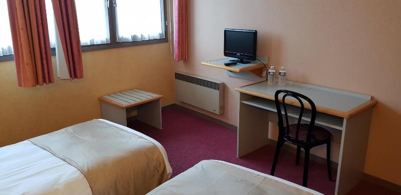 Standard Twin Room image 4