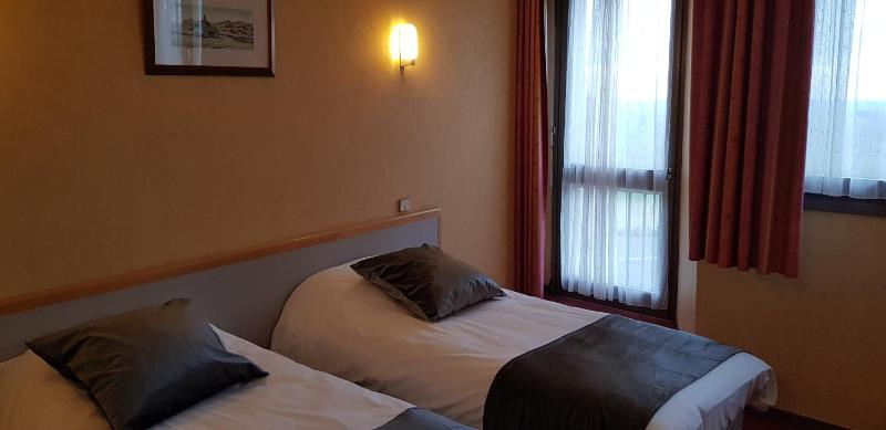 Standard Twin Room image 3