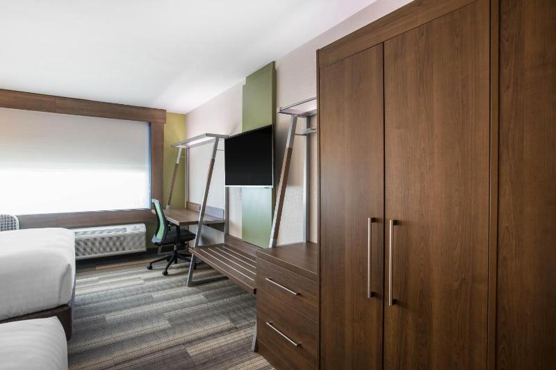Standard Room with Two Queen Beds image 2