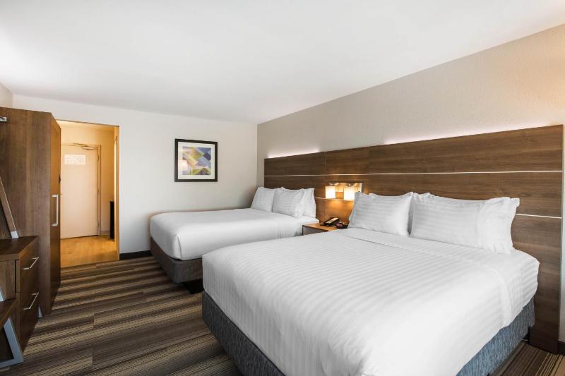 Standard Room with Two Queen Beds image 4