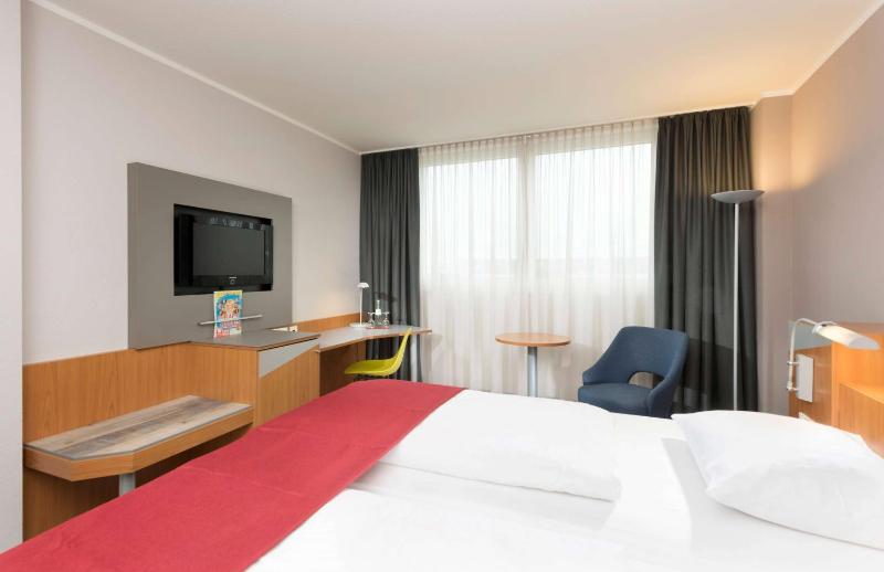 Queen Room with Roll-In Shower - Mobility Accessible/Non-Smoking image 3