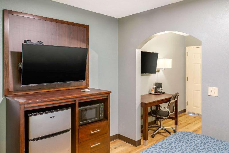 King Suite - Non-Smoking image 4