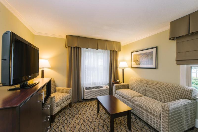 One-Bedroom Suite with Two Queen Beds image 2