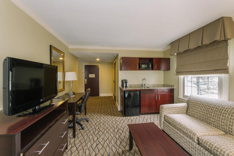 One-Bedroom Suite with Two Queen Beds image 3