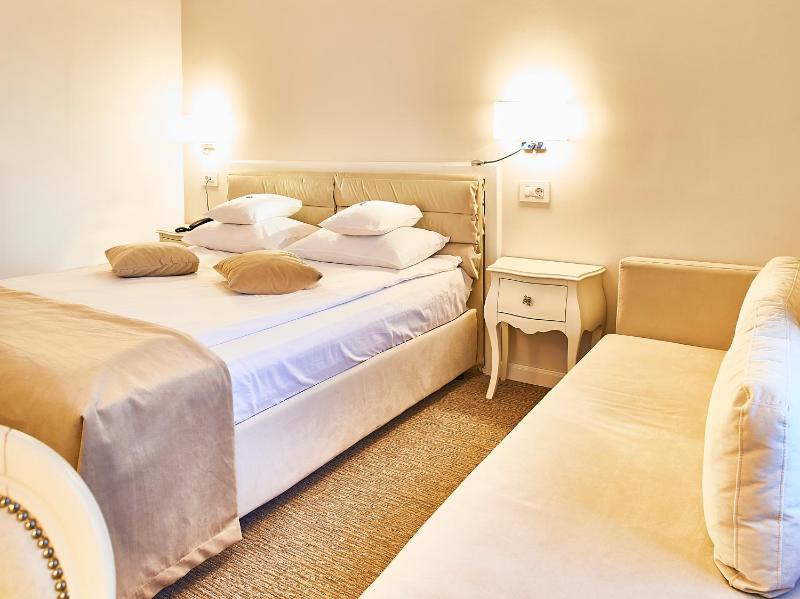 Deluxe Double Room with Sofa image 3