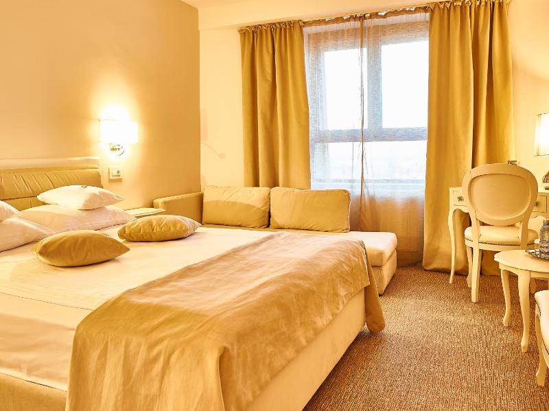 Deluxe Double Room with Sofa image 4