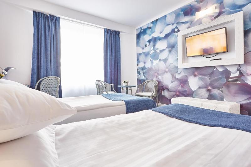 Standard Twin Room image 4