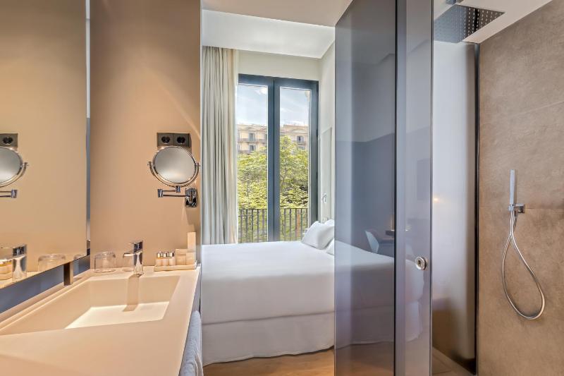 Deluxe Room image 2