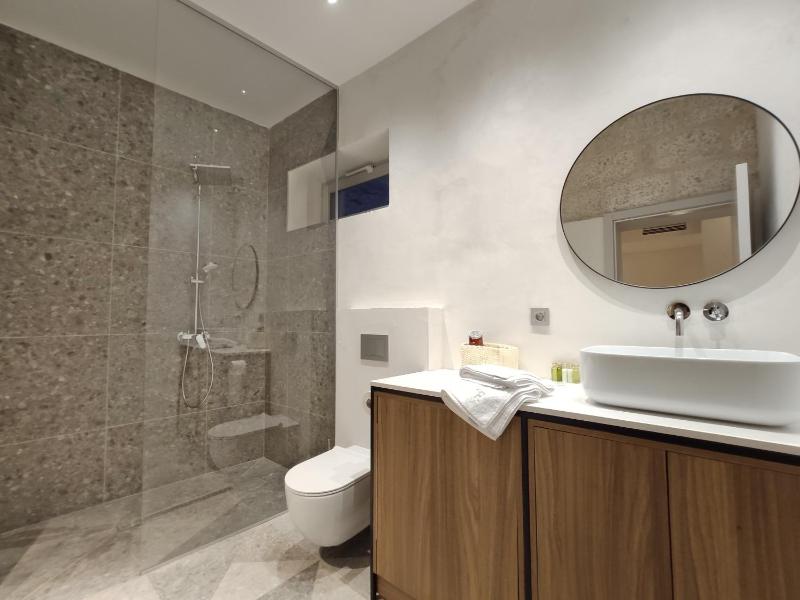 Superior King Double room with Balcony image 3