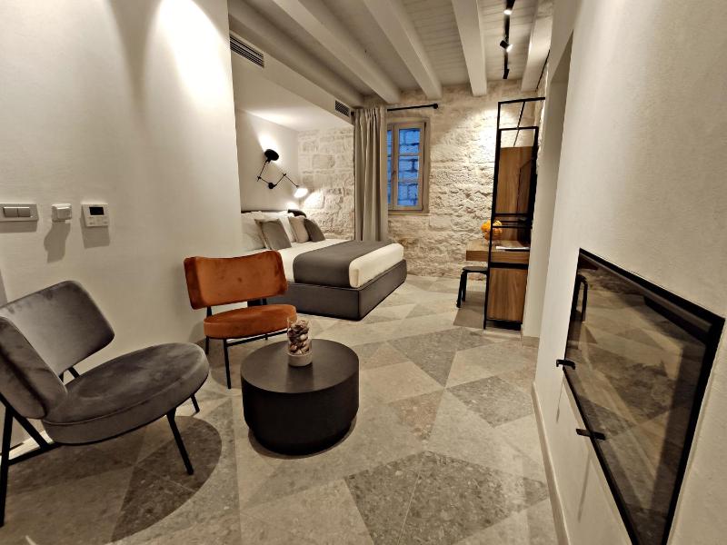 Superior King Double room with Balcony image 2