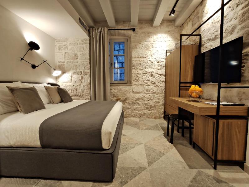Superior King Double room with Balcony image 4