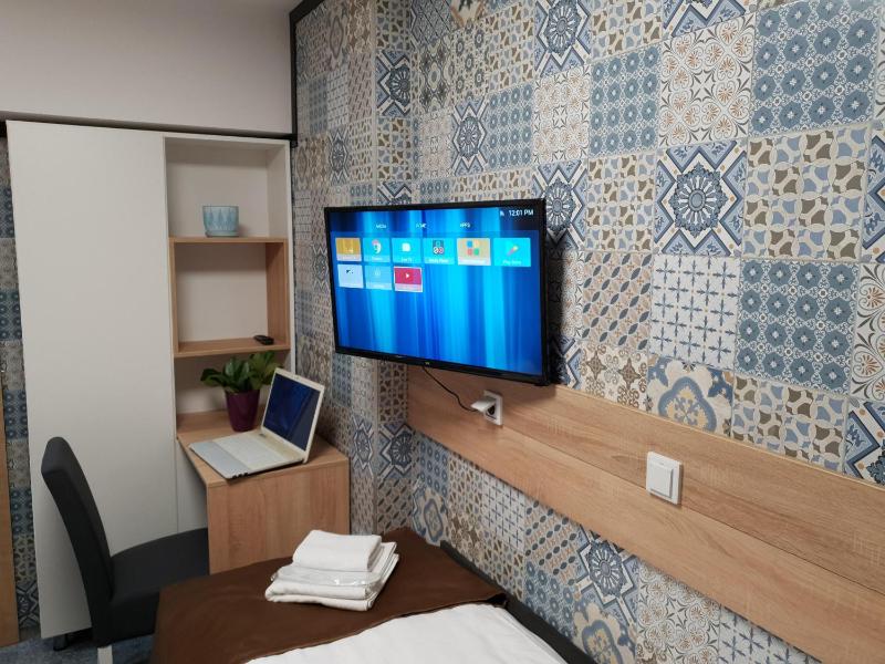 Twin Room with Bathroom image 4
