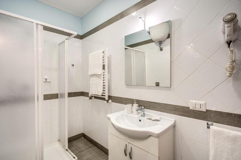 Deluxe Double Room image 3