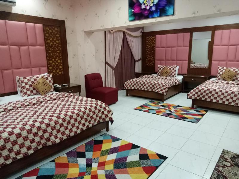 Deluxe King Room image 3