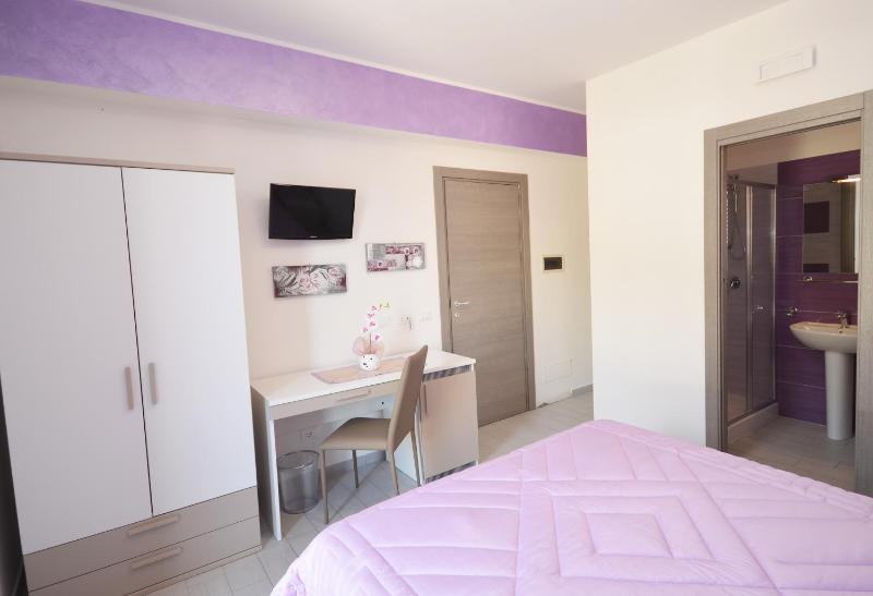 Superior Double Room with Balcony image 4