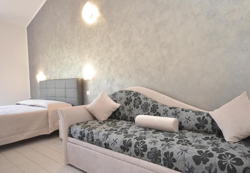Deluxe Double Room with Balcony image 2