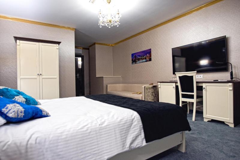 Deluxe Double Room with Shower image 3